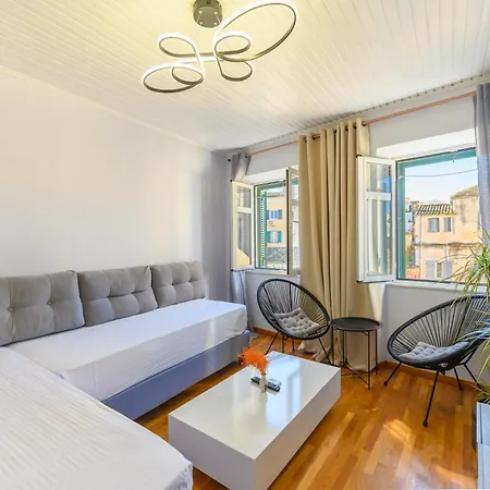 Mitropoleos Apartman *